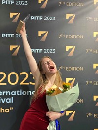 Buga Marija Šimić osvojila nagradu za najbolju glumicu na Međunarodnom festivalu kazališta u Prištini